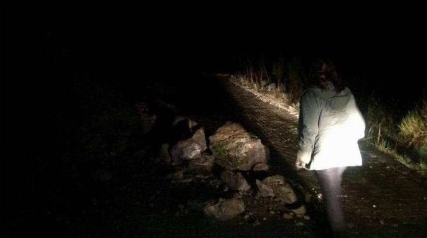 Efeler Belediyesi Heyelanın Kaparttığı Yolu Ulaşıma A&ccedil;tı