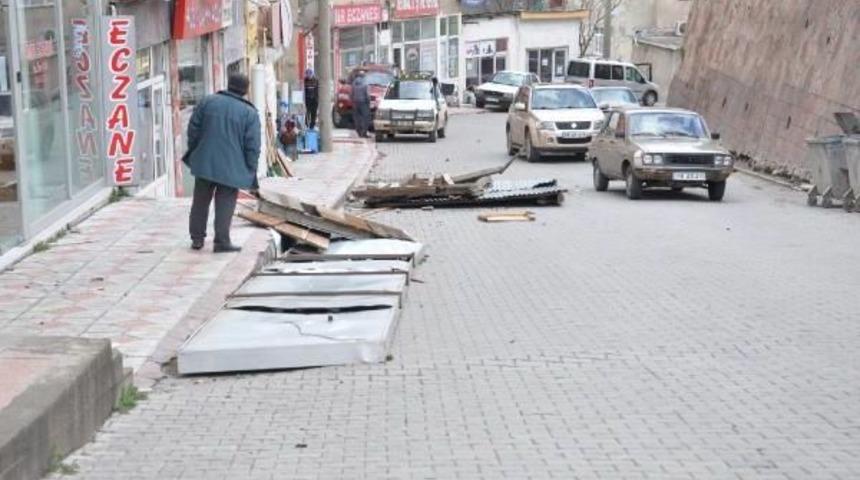 Artvin&rsquo;De Şiddetli R&uuml;zgar &Ccedil;atıları U&ccedil;urdu