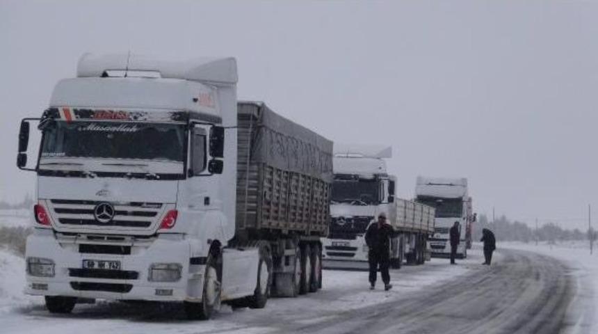Aksaray'da Kar Ulaşımı Aksatıyor