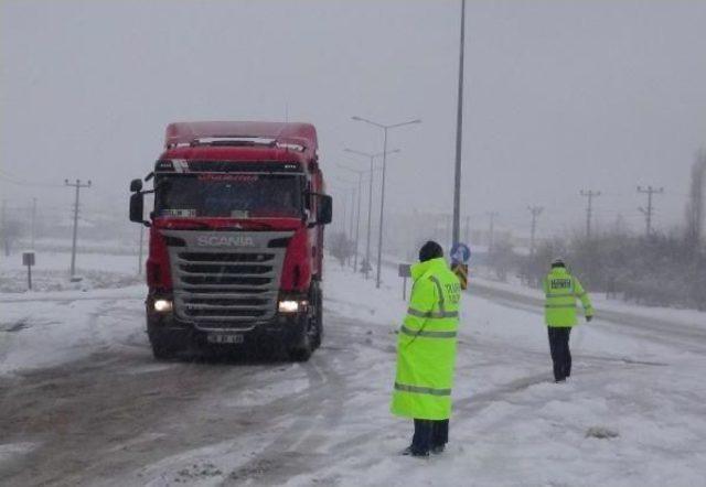 Aksaray'da Kar Ulaşımı Aksatıyor