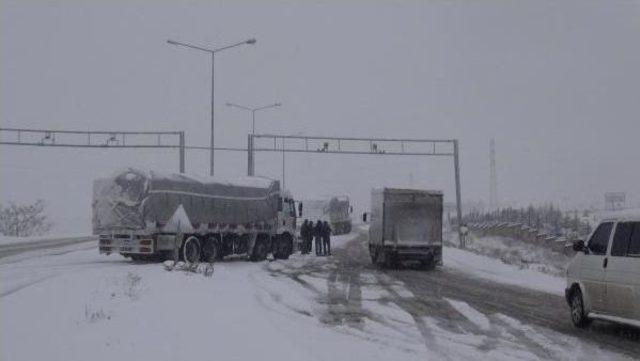 Aksaray'da Kar Ulaşımı Aksatıyor