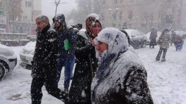 Aksaray'da Kar Ulaşımı Aksatıyor