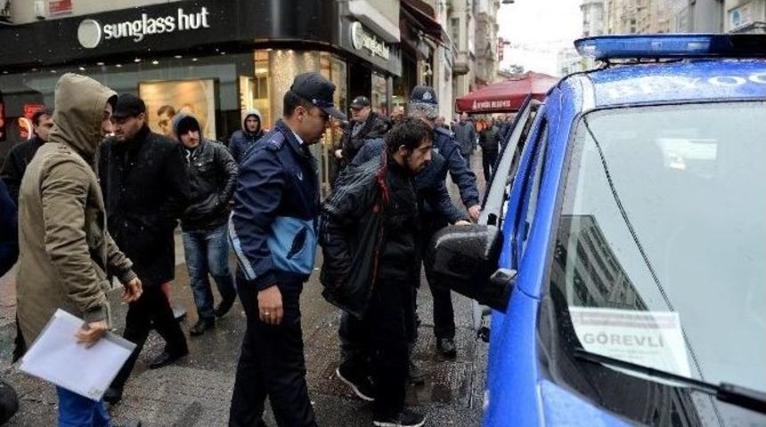 Beyoğlu&rsquo;nda Evsizlere Zabıta Sahip &Ccedil;ıktı