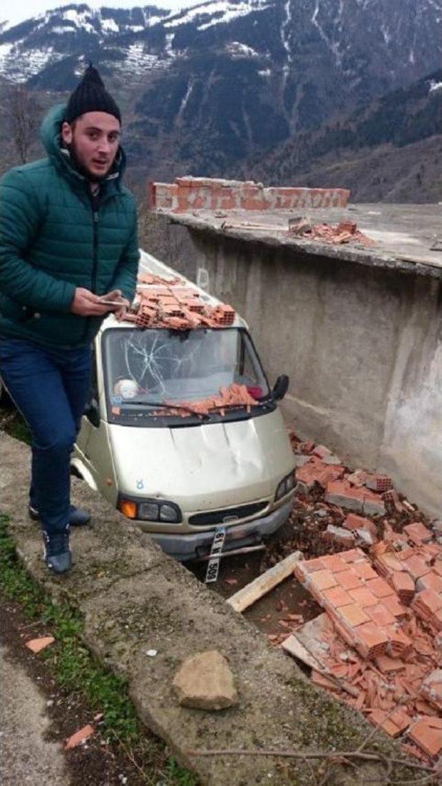 Şiddetli Rüzgar Ağaçları Devirdi, Çatıları Uçurdu