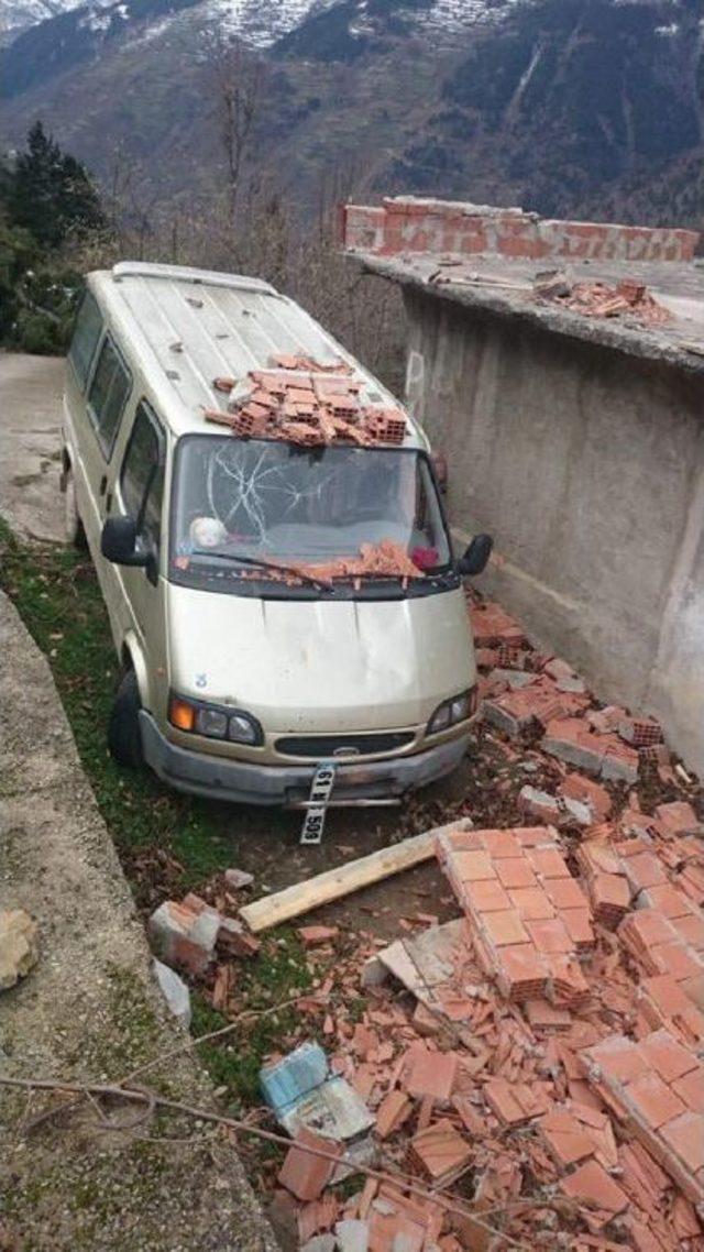 Şiddetli Rüzgar Ağaçları Devirdi, Çatıları Uçurdu