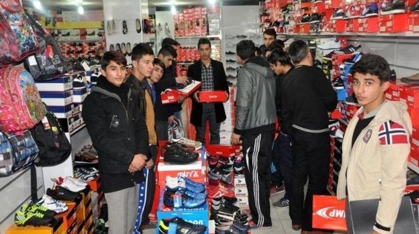 &Ccedil;ekerek&rsquo;te Başarılı &Ouml;ğrencilere Spor Malzemesi Desteği