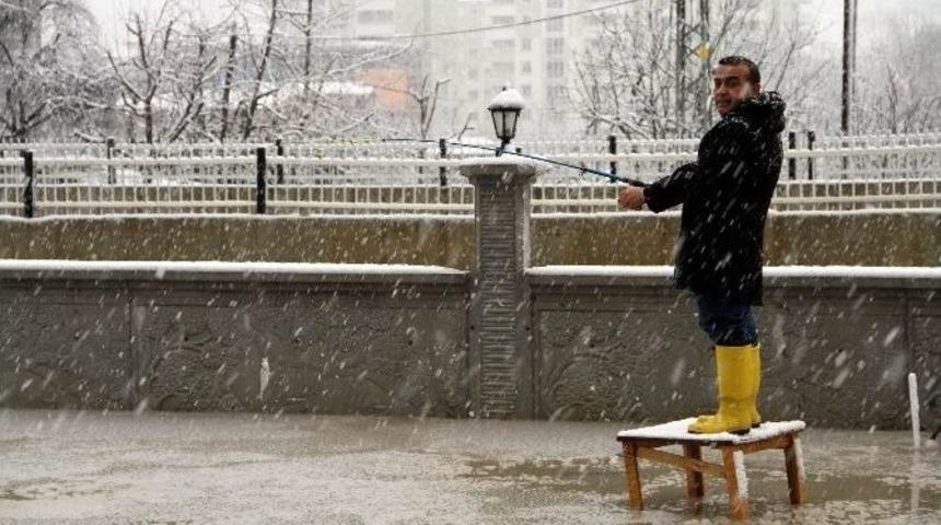 Şiddetli Yağmur Su Birikintisi Oluşturdu