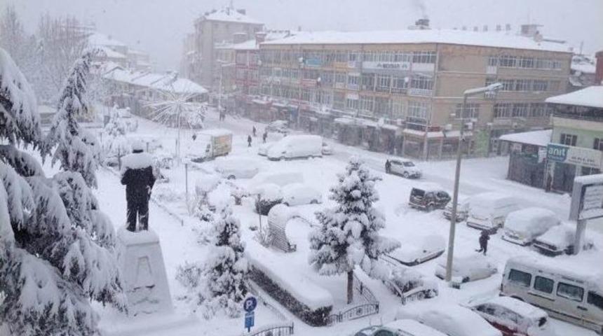 Beyşehir&rsquo;de Kar Yağışı &Ccedil;ift&ccedil;iyi Sevindirdi