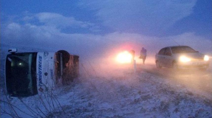Erzurum&rsquo;da Fırtına Yolcu Otob&uuml;s&uuml;n&uuml; Devirdi: 10 Yaralı