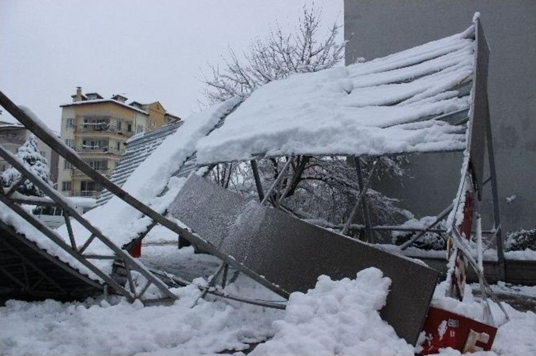 Kar Yağışı &Ccedil;atıyı &Ccedil;&ouml;kertti