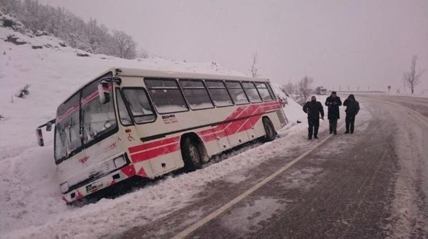 Yoğun Kar Yağışı Kazaları Da Beraberinde Getirdi