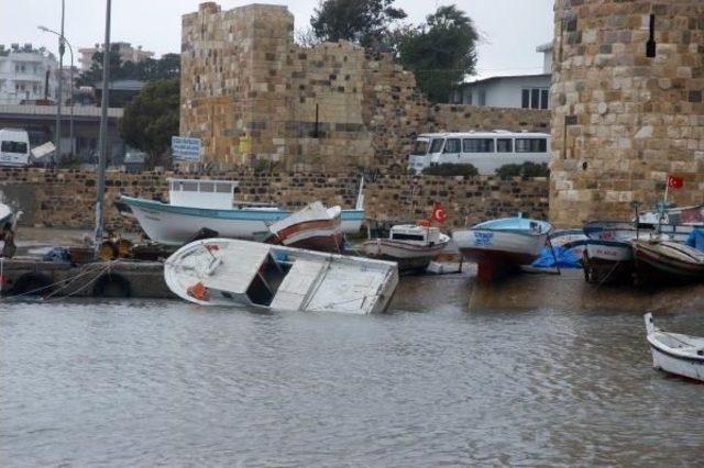 Fırtına, Adana'da Lokanta Ve Minare Yıktı