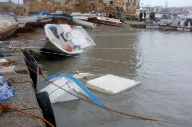 Fırtına, Adana'da Lokanta Ve Minare Yıktı