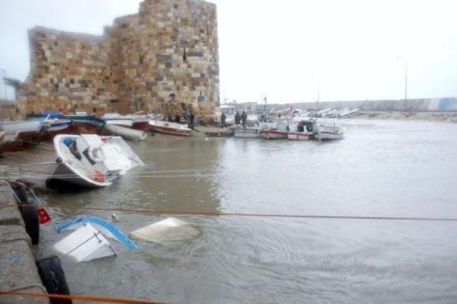 Fırtına, Adana'da Lokanta Ve Minare Yıktı