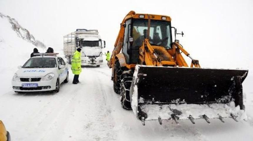 Bing&ouml;l, Tunceli, Elazığ'da Kar Yolları Kapattı (2)