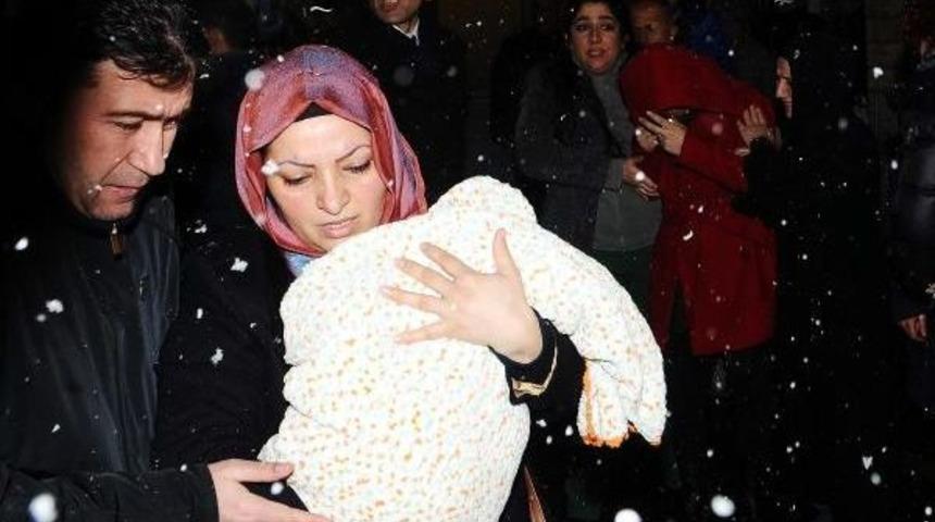 Şehit Polisin Eşi Ve 2 Aylık Bebeği Hastaneye Geldi