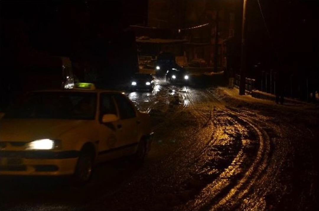 Kaygan Yolda S&uuml;r&uuml;c&uuml;ler Zor Anlar Yaşadı