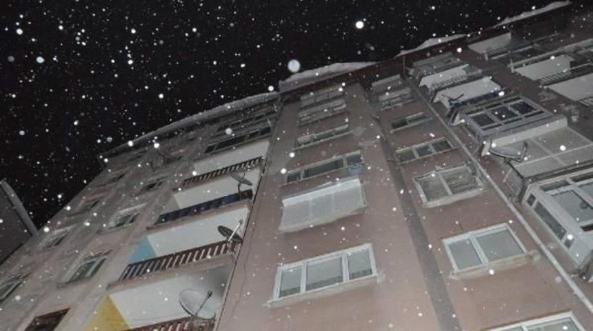 Apartman Çatısından Düşen Kar Kültesi 1 Kişiyi Yaraladı