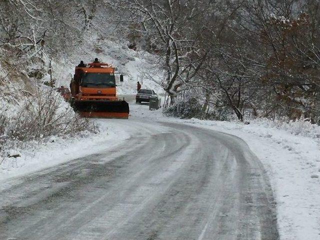 Kar Yağışı Tire’nin Dağ Köylerle Ulaşımını Kesti