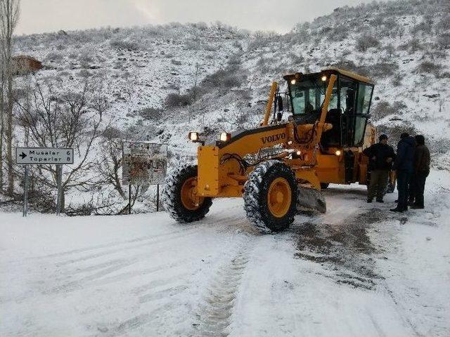 Kar Yağışı Tire’nin Dağ Köylerle Ulaşımını Kesti