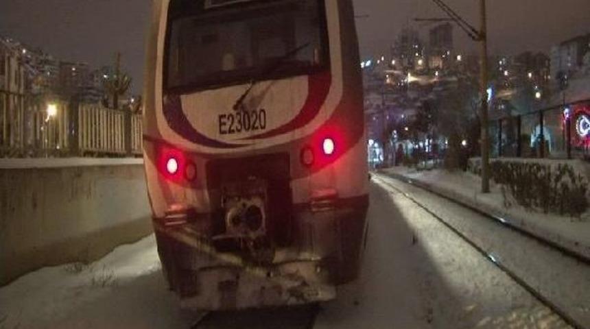 Rayların &Uuml;zerinden Ge&ccedil;mek İsterken Trenin Altında Kaldı