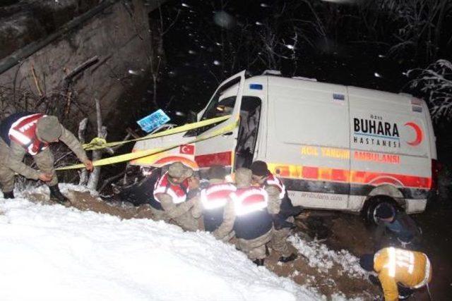 Hasta Taşıyan Ambulans Baraj G&ouml;letine U&ccedil;tu: 4 Yaralı 1