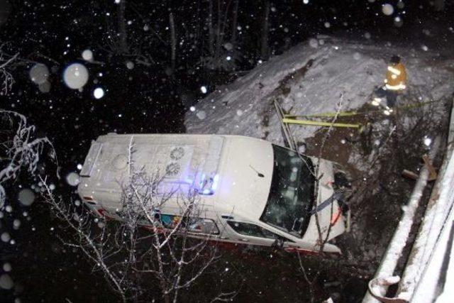 Hasta Taşıyan Ambulans Baraj G&ouml;letine U&ccedil;tu: 4 Yaralı 2
