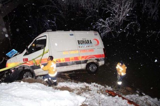 Hasta Taşıyan Ambulans Baraj G&ouml;letine U&ccedil;tu: 4 Yaralı 3