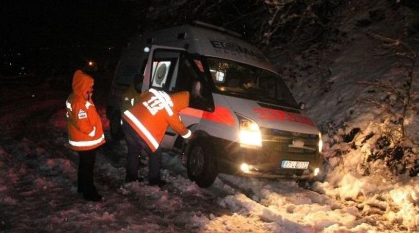 Ambulans Su Kanalına D&uuml;şt&uuml;, K&ouml;yl&uuml;ler İmdada Yetişti