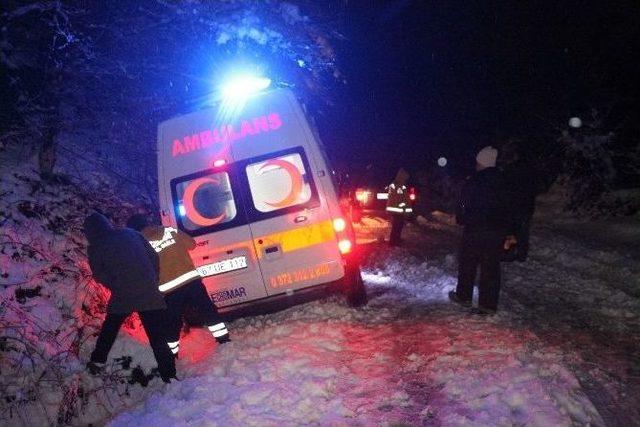 Ambulans Su Kanalına Düştü, Köylüler İmdada Yetişti