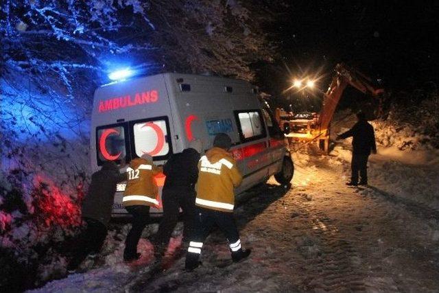 Ambulans Su Kanalına Düştü, Köylüler İmdada Yetişti