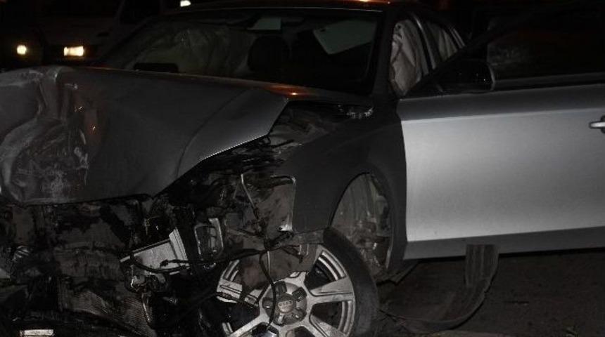 İzmir&rsquo;de Trafik Kazası:3 Yaralı