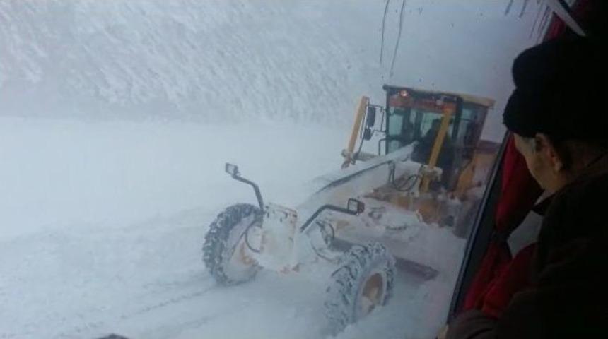 Kar Ve Tipi Nedeniyle Yolda Mahsur Kalan Otob&uuml;s Yolcuları, Kurtarılmayı Bekleyiş Anlarını Kendileri G&ouml;r&uuml;nt&uuml;lediler