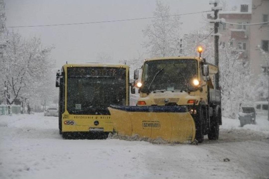 (&ouml;zel Haber) Otob&uuml;sler Mahsur Kaldı, &Ouml;ğrenciler Kaymasını &Ouml;nledi...