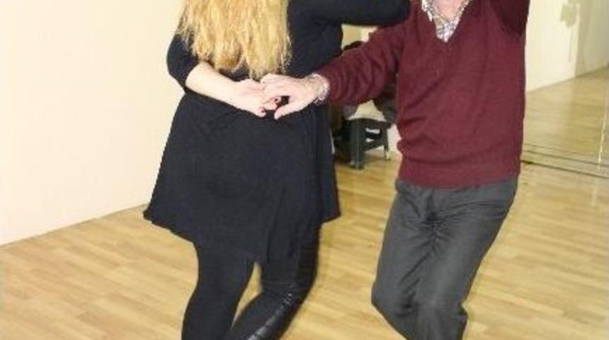 (&ouml;zel Haber) 72 Yaşında Azmetti Salsa &Ouml;ğrendi