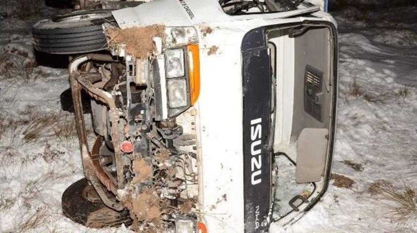 Kamyonet Şarampole Devrildi: İki Yaralı