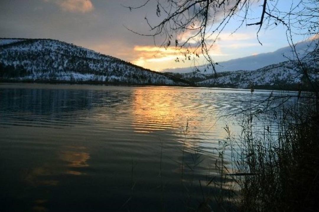 Beyaza B&uuml;r&uuml;nen Eym&uuml;r G&ouml;l&uuml; Nefes Kesti