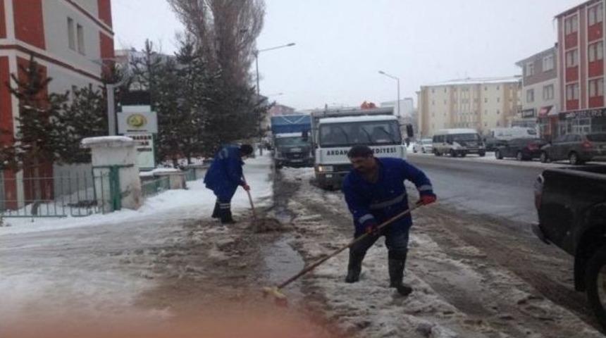 Ardahan Belediyesi Karla Mücadele Ekipleri Çalışmalarını Aralıksız Olarak Sürdürüyor