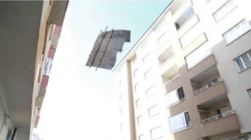 Erzurum&rsquo;da Fırtına, 20 Okul Ve Resmi Kurum &Ccedil;atısı, 60 &Ouml;zel Bina &Ccedil;atısını U&ccedil;urdu