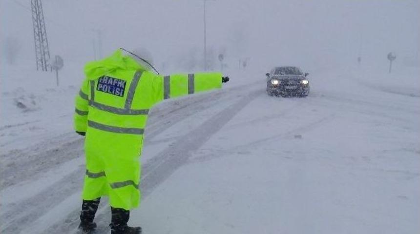 Bolu&rsquo;da Kar Tipiye D&ouml;nd&uuml; Zincirsiz Ara&ccedil;lar Yolda Kaldı