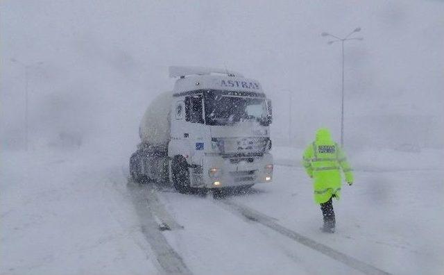 Bolu’da Kar Tipiye Döndü Zincirsiz Araçlar Yolda Kaldı