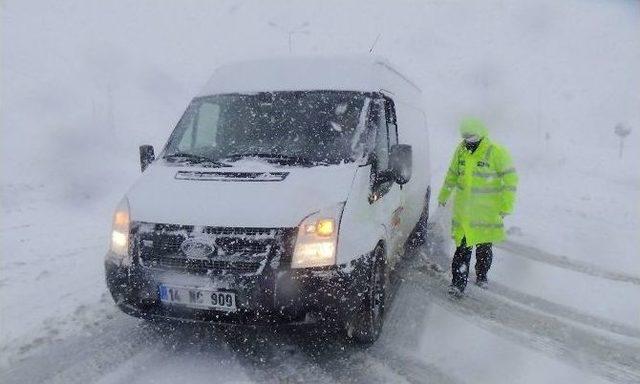 Bolu’da Kar Tipiye Döndü Zincirsiz Araçlar Yolda Kaldı