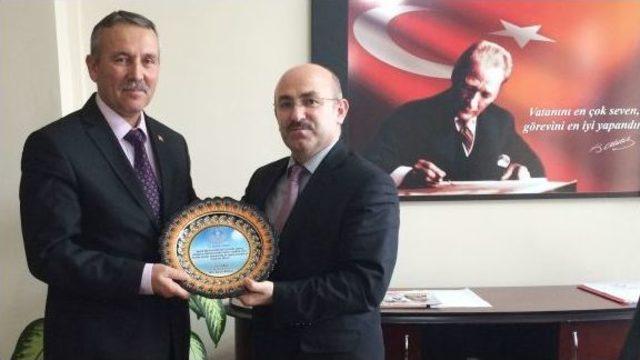 Cebeci’den Görevden Ayrılan Okul Müdürlerine Çini Tabak 1