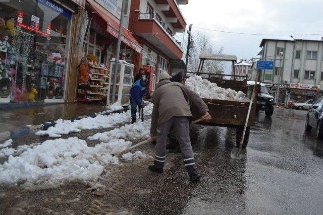 Karacasu’da Kar Ve Buzlanmayla Mücadele Devam Ediyor