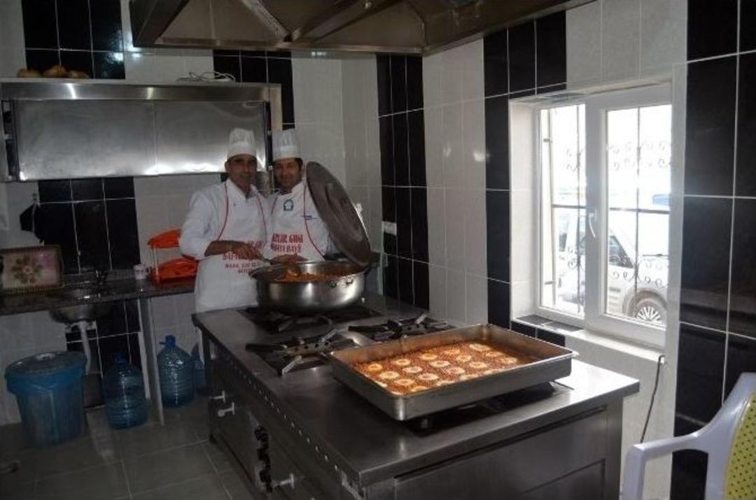 Başkan G&uuml;rsoy &Ccedil;alışanlarla Birlikte Yemek Yedi