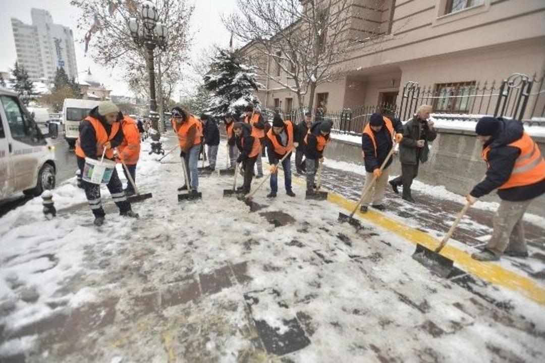Ankara&rsquo;da Karla M&uuml;cadele Seferberliği
