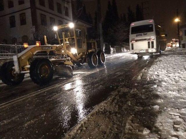 Darıca’da Karla Mücadele Çalışmaları Aralıksız Sürüyor