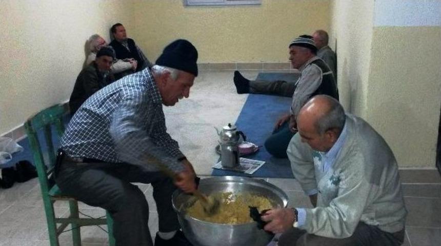 Ak Parti Eski İl&ccedil;e Başkanı Baş, Cami Cemaatine İrmik Helvası Yapıp Dağıttı