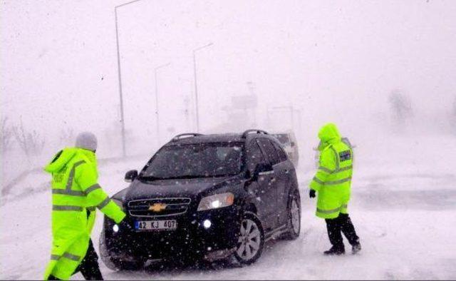 Konya'da Kar Yağışı Hayatı Felç Etti