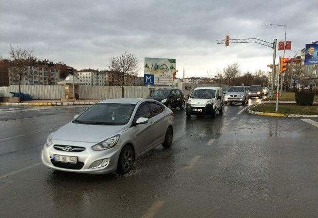 Yağışlı Havalarda Araç Kullanmak Kaza Riskini Arttırıyor